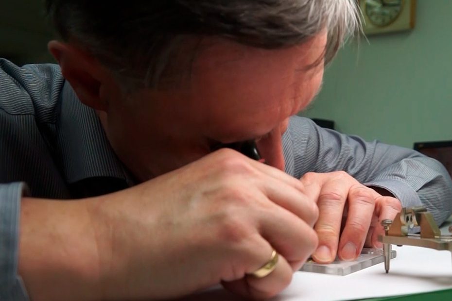 Kelloseppä Markku Tuomi looppi silmällä työn teossa